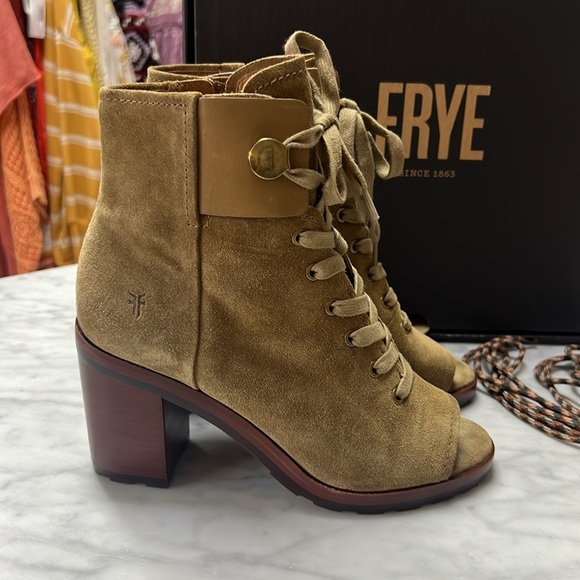 NIB Frye Danica Lug Combat Peep Toe Heeled Lace UP Bootie Size 6.5 in Sand Suede - Picture 2 of 12